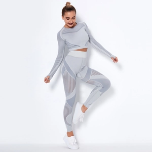 Dettaglio del set yoga grigio senza cuciture con inserti in mesh traspirante sulle gambe