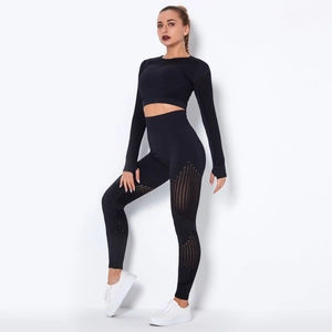 Dettaglio del completo sportivo nero senza cuciture con design traforato traspirante