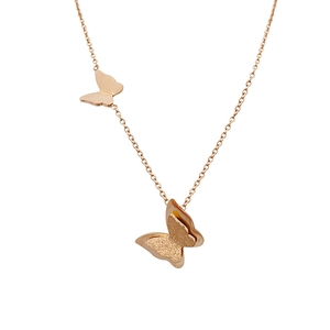 Collana a farfalla in titanio oro rosa con finiture opache e lucide sul ciondolo
