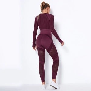 Dettaglio del set yoga bordeaux senza cuciture con mesh traspirante e texture a costine