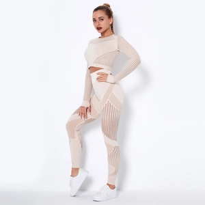 Dettaglio del set yoga beige con strisce traforate traspiranti e vestibilità a vita alta