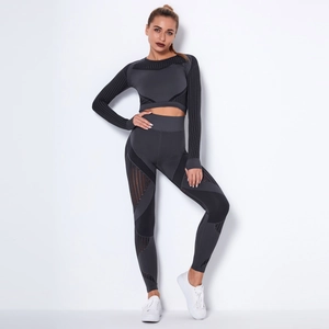Dettaglio del set yoga senza cuciture grigio antracite con strisce e rete traspirante