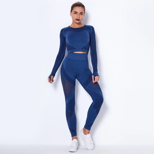 Vista dettagliata del set yoga blu navy con design a strisce traspirante e fori per i pollici