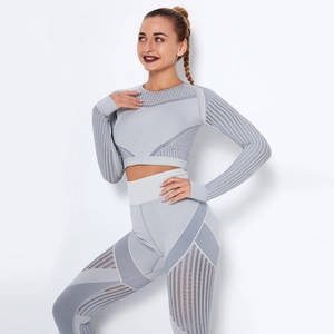 Dettaglio del set yoga grigio senza cuciture in maglia a coste e rete traspirante