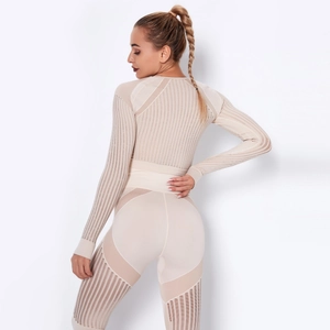 Détail de l'ensemble de yoga sans couture avec mesh respirant sur le haut à manches longues