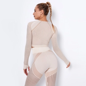 Détails du dos d'un ensemble de yoga beige avec empiècements en résille et passe-pouces