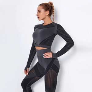Détail d'un ensemble de yoga sans couture avec empiècements mesh et textures côtelées
