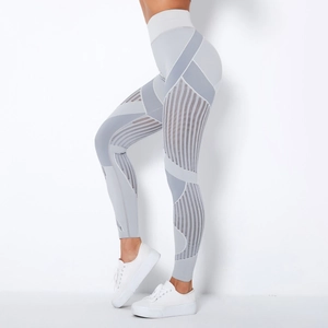Detailansicht der grauen Yoga-Leggings mit hoher Taille und geometrischen Mesh-Einsätzen
