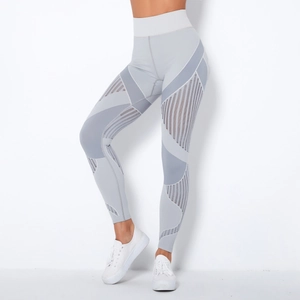 Detail von nahtloser Yoga-Hose mit hoher Taille, Mesh-Einsätzen und grauer Rippstruktur