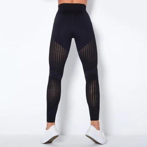 Nahaufnahme der nahtlosen High-Waist-Yogahose mit vertikalen Mesh-Hohlraum-Details am Rücken