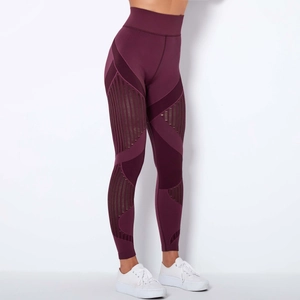 Nahaufnahme der dunkelvioletten High-Waist-Yogahose mit nahtlosen geometrischen Hohlmustern