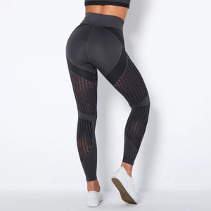 Detailansicht der grauen Yoga-Leggings mit nahtlosem Netzdesign und Push-Up-Effekt