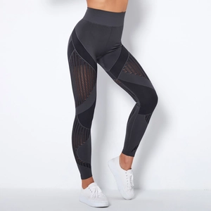 Nahaufnahme der nahtlosen High-Waist-Yoga-Leggings mit Mesh-Streifen-Textur-Detail