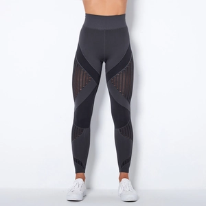 Detail der grauen nahtlosen Yogahose mit hoher Taille und Mesh-Einsätzen für Fitness