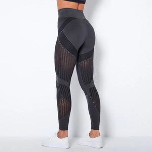 Detail der grauen High-Waist Yoga-Leggings mit seitlichen Mesh-Streifen für Atmungsaktivität