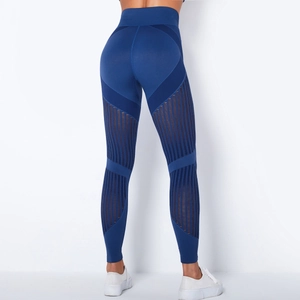 Makro-Detail der High-Waist-Yogahose mit dunkelblauen Streifen-Mesh und atmungsaktiver Textur