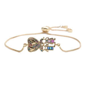 Bracelet chaîne dorée avec breloques cœur, garçon et fille sertis de zircons colorés