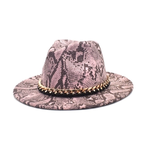Cappello fedora con stampa serpente rosa e nero da donna con catena d'oro decorativa