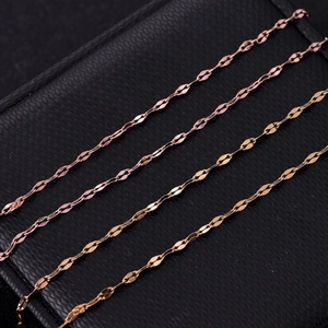 Colliers maille gourmette en acier inoxydable or rose et doré sur présentoir noir