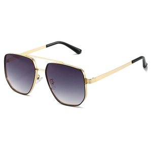 Quadratische Retro-Pilotenbrille mit goldenem Metallrahmen und lila Verlaufsgläsern