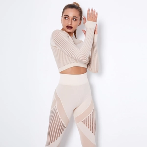 Détails de la maille sans couture avec rayures ajourées sur la manche de yoga beige