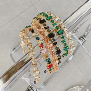 Vista macro di cerchietti in cristallo con strass multicolore su un supporto