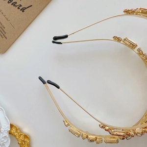 Detailed view of luxury baroque headband with amber crystals and gold alloy frame