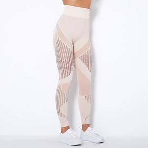 Nahaufnahme der geometrischen Mesh-Details an der cremefarbenen High-Waist-Yoga-Leggings