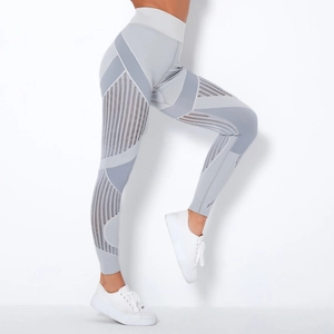 Nahaufnahme der hoch taillierten Yoga-Leggings mit seitlichen Netzstreifen-Einsätzen