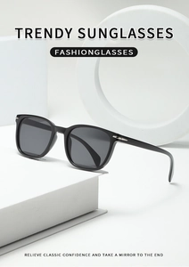 Lunettes de soleil polarisées carrées noires présentées sur un support blanc épuré