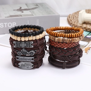 Ensemble de bracelets multicouches en cuir rétro avec perles en bois et breloques