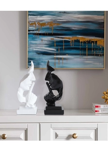 Vue détaillée d'une sculpture en résine mate noire Le Silence est d'Or pour bureau