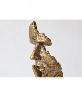 Gros plan d'une sculpture en résine bronze texturée montrant le thème du silence