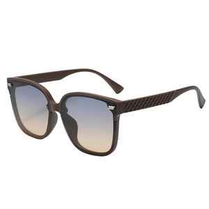 Lunettes de soleil carrées modernes marron foncé avec verres dégradés pour voyage