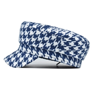 Vue détaillée d'une casquette plate classique en coton avec motif pied-de-poule bleu et blanc
