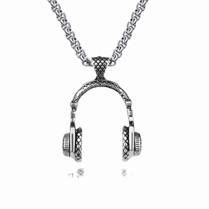 Détail du pendentif casque argenté avec texture maille et finition métal vintage