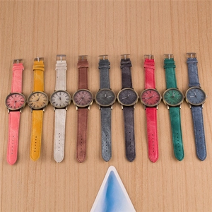Collezione di orologi al quarzo con quadranti romani e cinturini in pelle colorati