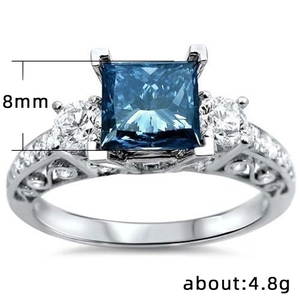 Modieuze opengewerkte ring met een 8mm blauwe vierkante zirkoon en fijne gravure details