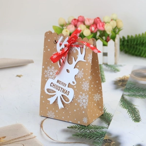 Sacchetto regalo di Natale in carta kraft con fiocchi di neve e ciondolo cervo