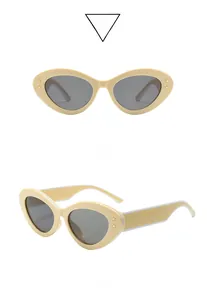 Vue détaillée de lunettes de soleil œil-de-chat beige avec étoiles dorées et verres gris