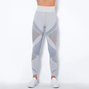 Detailansicht der nahtlosen High-Waist-Yogahose mit Mesh-Ausschnitten und Geometrielinien
