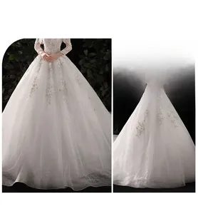 Détails de la robe de mariée en dentelle blanche avec paillettes et broderies florales