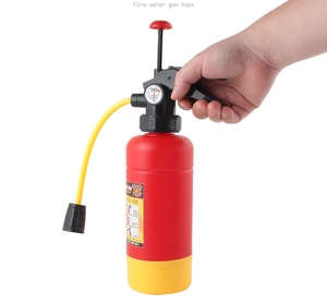 Détail du pistolet à eau extincteur avec poignée de pompe et manomètre réaliste