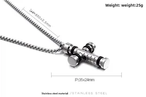 Détail du pendentif croix industrielle en acier inoxydable avec anneaux en caoutchouc noir