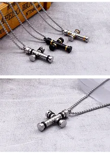 Vue détaillée de trois pendentifs croix en titane bicolore avec chaîne box maille