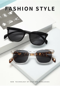 Détail de lunettes de soleil carrées polarisées en noir classique et texture écaille de tortue