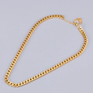 Detail of 18K gold Cuban link chain with lobster clasp and K18 hallmark engraving