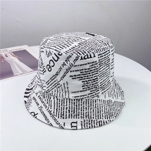 Chapeau bob de style japonais avec imprimé journal vintage en noir et blanc