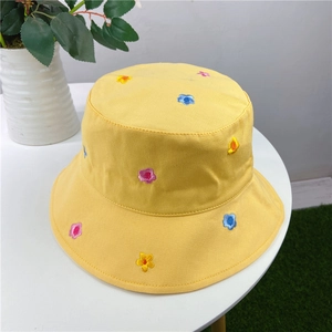 Chapeau bob jaune pour femme avec fleurs brodées colorées et design minimaliste