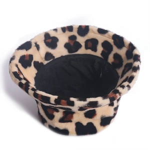 Plush leopard print bucket hat for women in warm faux fur fabric for autumn and winter